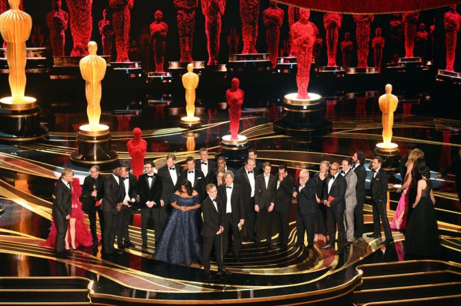 Los actores y el equipo de la película "Green Book" reciben el Oscar a mejor película (Kevin Winter/Getty Images).