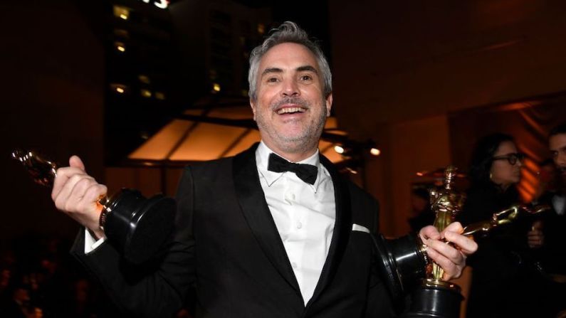 Alfonso Cuarón y sus tres premios de la noche.