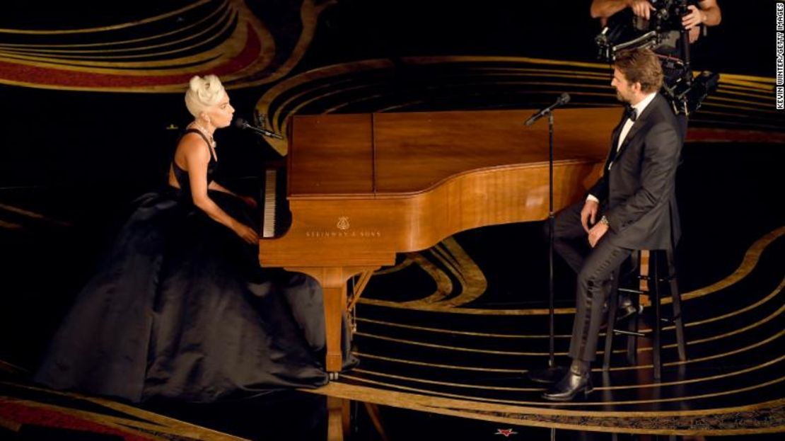 Lady Gaga y Bradley Cooper cantan el tema 'Shallow' de la película 'A Star Is Born'.