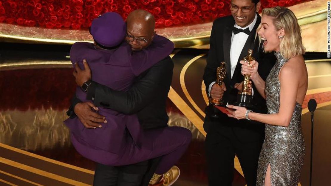 Spike Lee salta a los brazos del actor Samuel L. Jackson tras ganar el premio a mejor guión adaptado.