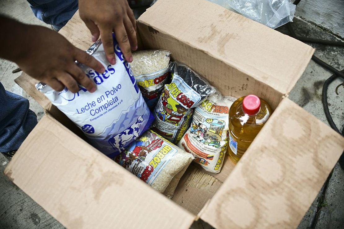 En esta foto aparece una caja con alimentos básicos de los Comités Locales de Abastecimiento y Producción, CLAP, en Caracas. El gobierno de Venezuela dijo que enviaría 20.600 de estas cajas a Cúcuta, Norte de Santander, Colombia.