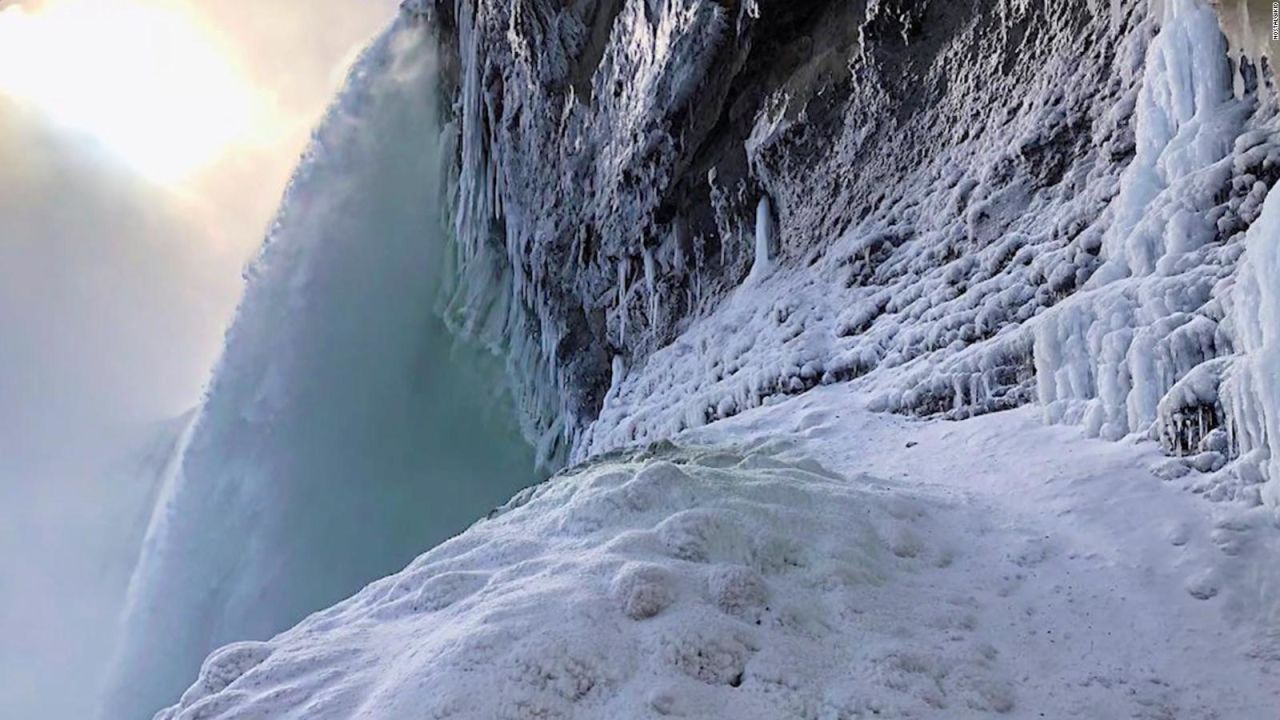 CNNE 619749 - fuertes vientos empujan el hielo del rio niagara