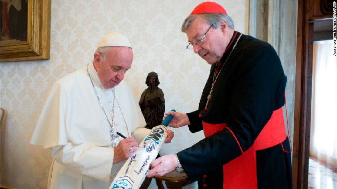 El papa Francisco firma un bate de cricket que recibió del cardenal George Pell en el Vaticano, el 29 de octubre de 2015.