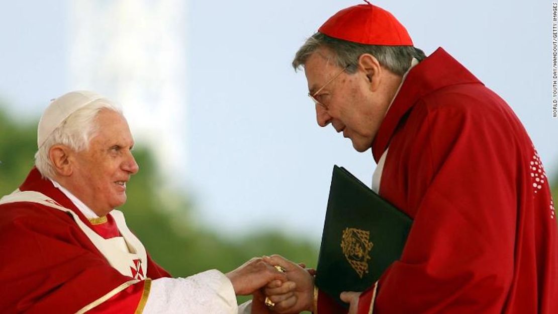 El papa Benedicto XVI saluda al cardenal George Pell, arzobispo de Sidney, el 20 de julio de 2008.