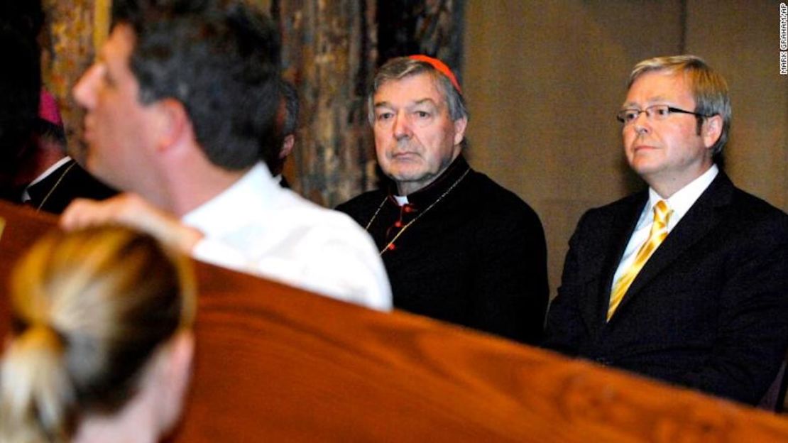 El entonces primer ministro de Australia, Kevin Rudd, a la derecha, con el cardenal Pell durante el Día Mundial de la Juventud, en Camberra, el 18 de febrero de 2008.