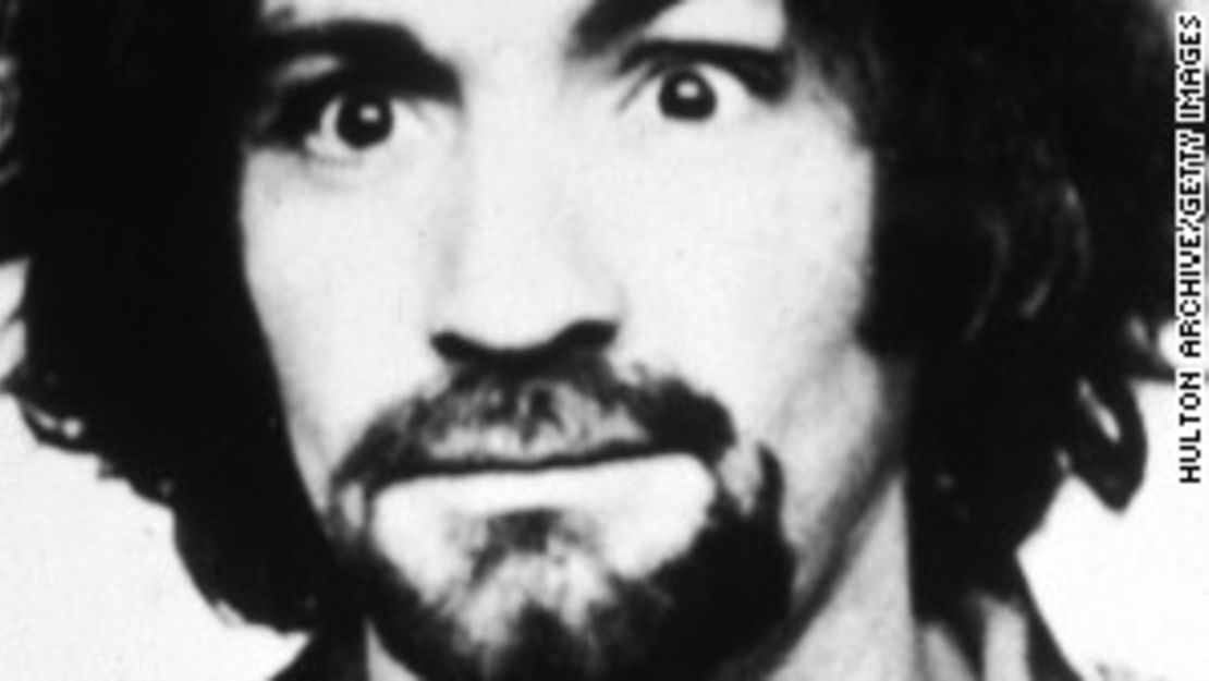 Manson, quien está purgando una pena de cadena perpetua por su rol en los infames asesinatos en agosto de 1969 de la actriz Sharon Tate y otras siete personas, fue arrestado en octubre de ese año, antes de que Reet Jurvetson fuera asesinada. Pero al igual de los asesinatos de Tate y las otras víctimas, el asesinato de Reet también fue brutal. Además, su cuerpo fue descubierto a unos cuantos kilómetros de la casa donde Leno LaBianca y su esposa Rosemary fueron asesinados por miembros de la llamada familia Manson.