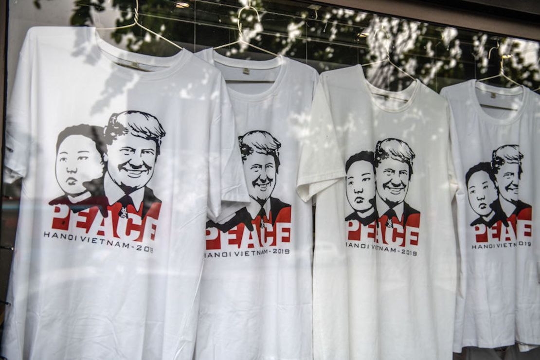 Camisetas con los rostros de Donald Trump y Kim Jong Un y la palabra "paz" en inglés, a la venta en una tienda de Hanoi, Vietnam.