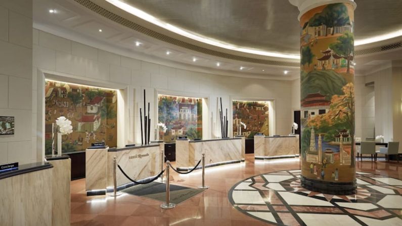 Recepción / Lobby — El vestíbulo del hotel está decorado con obras de arte vietnamitas tradicionales. (Cortesía de Meliá).