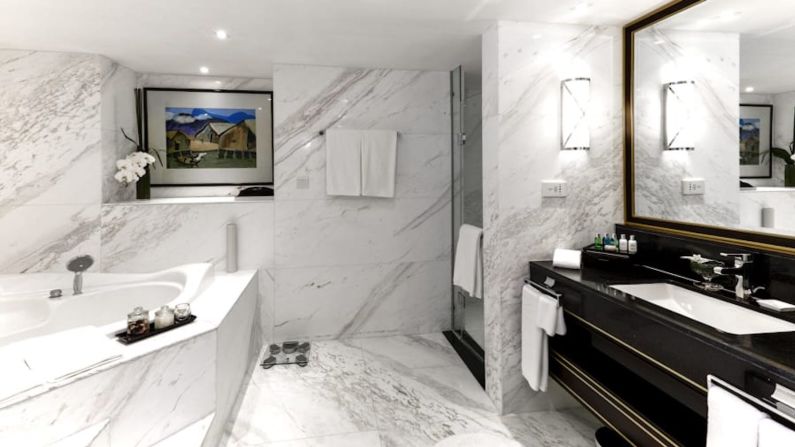 El baño de la suite presidencial — Un baño apto para un líder mundial espera que los huéspedes ingresen a la suite presidencial del Meliá Hanoi. (Cortesía de Meliá).