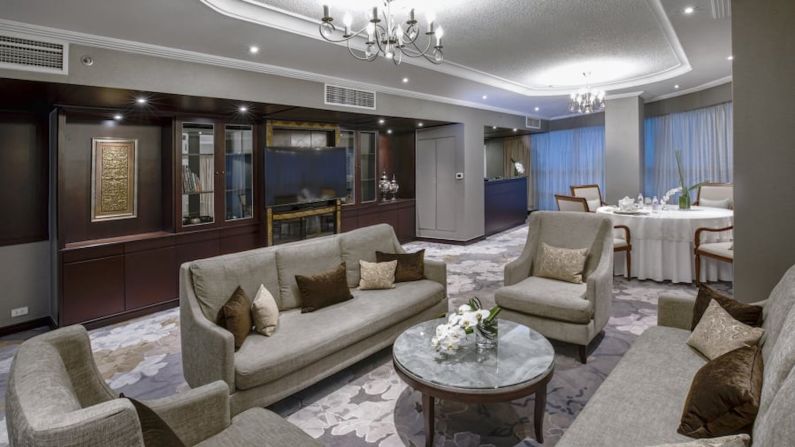 La sala de estar — Además del dormitorio principal, la suite presidencial incluye una sala de estar, comedor y espacio de trabajo independientes. (Cortesía de Meliá).