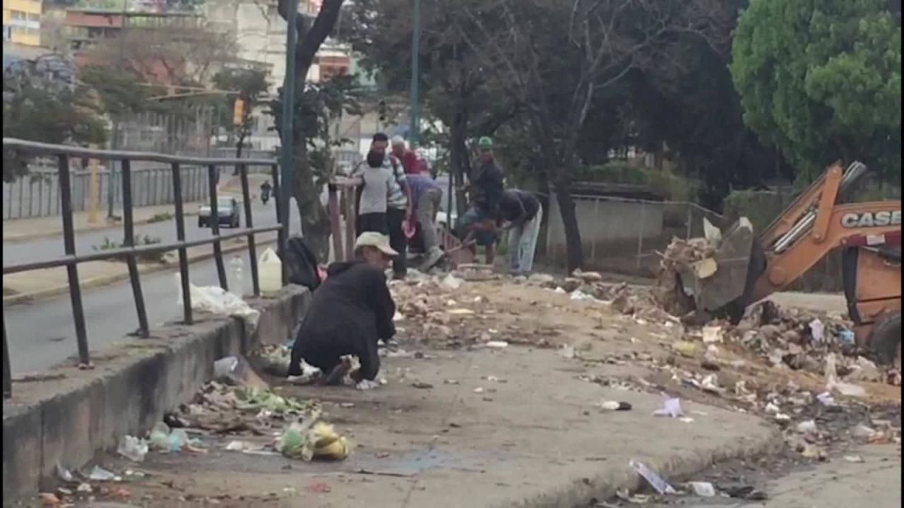 CNNE 620602 - personas comen en tiraderos de basura en venezuela