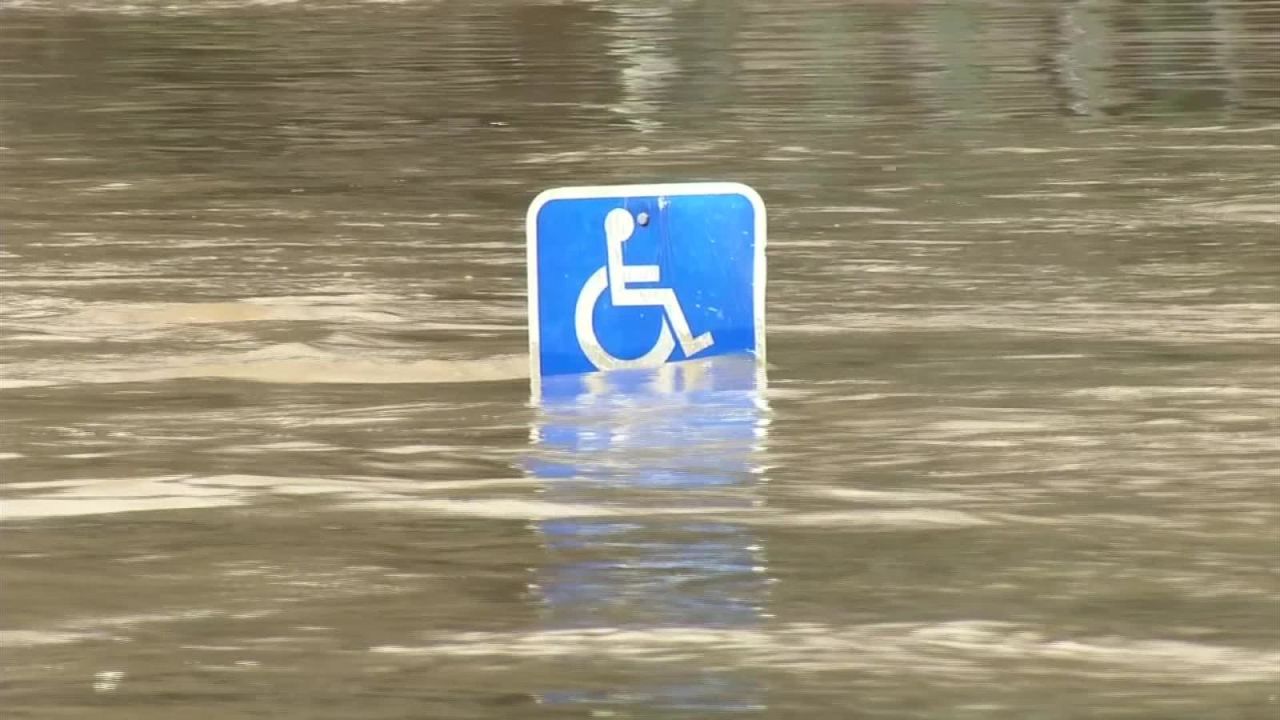 CNNE 620839 - crecida del rio ruso, en california, obliga la evacuacion de residentes