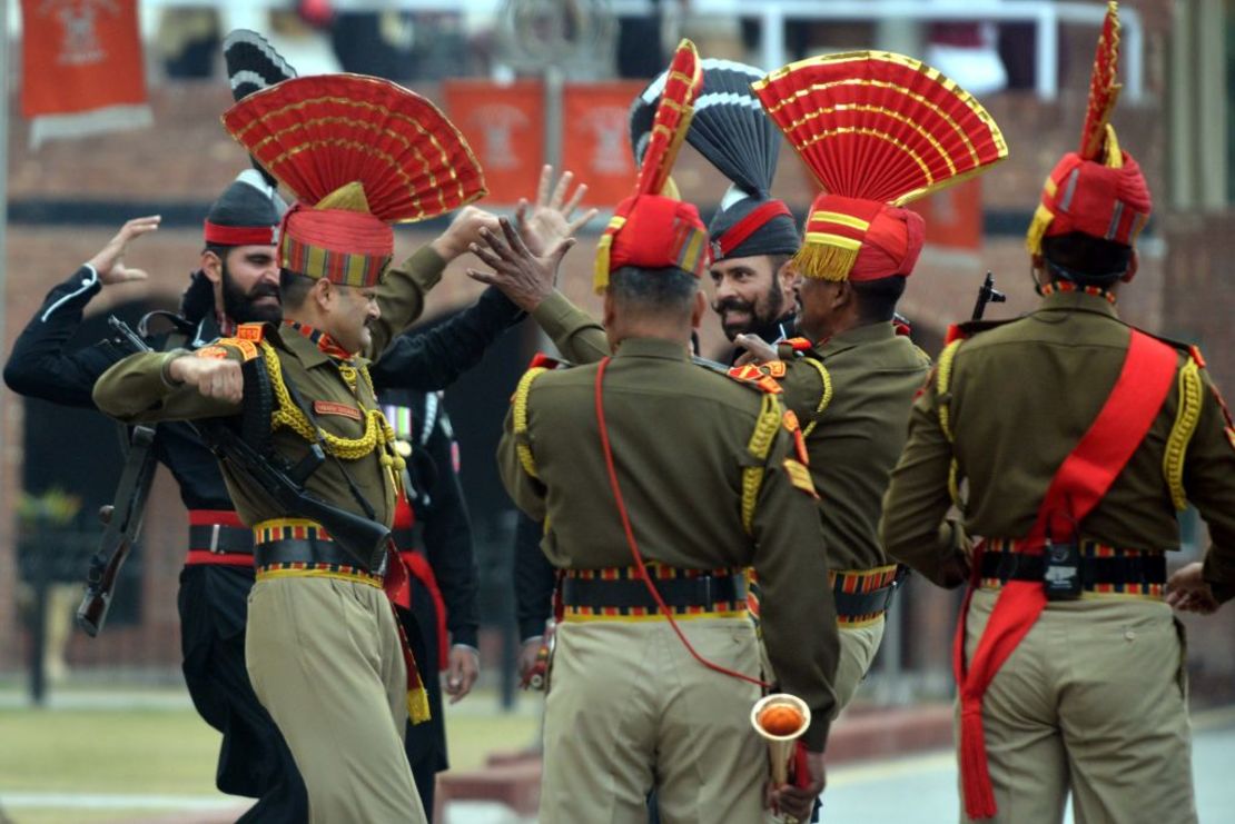 El personal de seguridad india en la frontera con Pakistán vestido de café; mientras que los Rangers pakistaníes usan los uniformes negros.