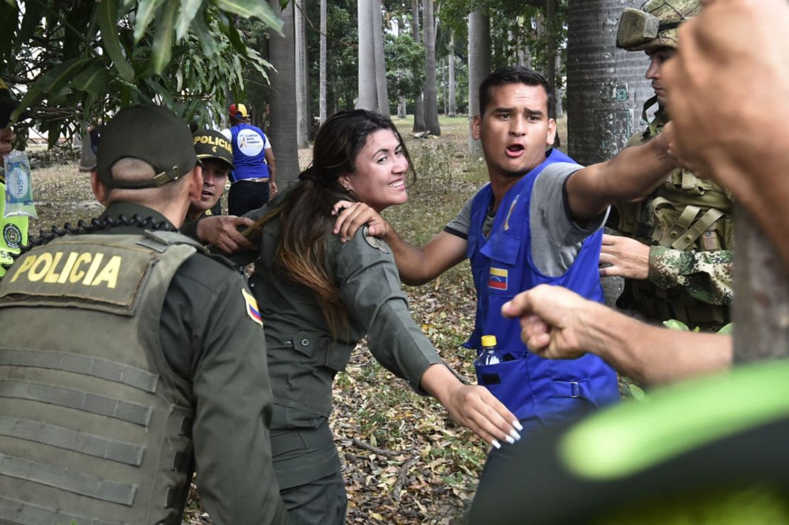 Una mujer que hacía parte de las Fuerza Armada Nacional Bolivariana (FANB) se despide de un familiar que se quedó en Venezuela mientras ella era escoltada por policías colombianos en el Puente Internacional Simón Bolívar el 23 de febrero de 2019.