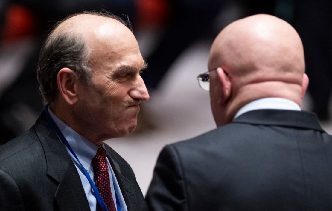 El enviado de Estados Unidos a Venezuela, Elliott Abrams (izquierda), habla con el embajador ruso ante las Naciones Unidas, Vasily Nebenzya, en la reunión del Consejo de Seguridad de las Naciones Unidas sobre Venezuela el 28 de febrero de 2019 en las Naciones Unidas en Nueva York (JOHANNES EISELE / AFP / Getty Images).