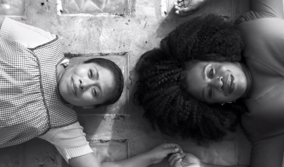 Yalitza Aparicio y Uzo Aduba en la campaña de Netflix, Make a Room.