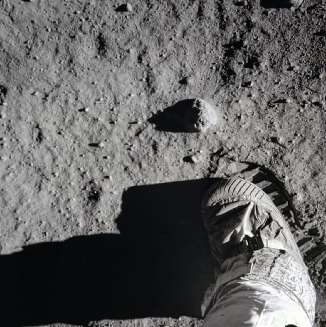 El pie de Buzz Aldrin en la luna. Es probable que la huella esté intacta, porque la luna no tiene atmósfera ni lluvia para erosionarla.