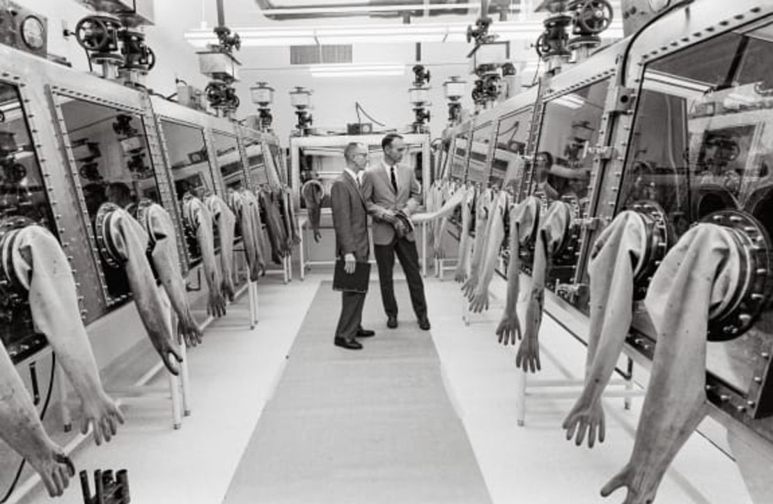 El piloto del módulo de comando del Apolo 11, Michael Collins, inspecciona el Laboratorio de recepción lunar de la NASA en el Centro de naves espaciales tripuladas en Houston.