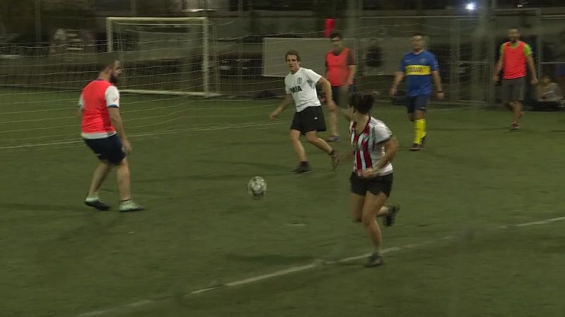El fútbol mixto es un pasatiempo que cada vez suma más adeptos en argentina | cnn