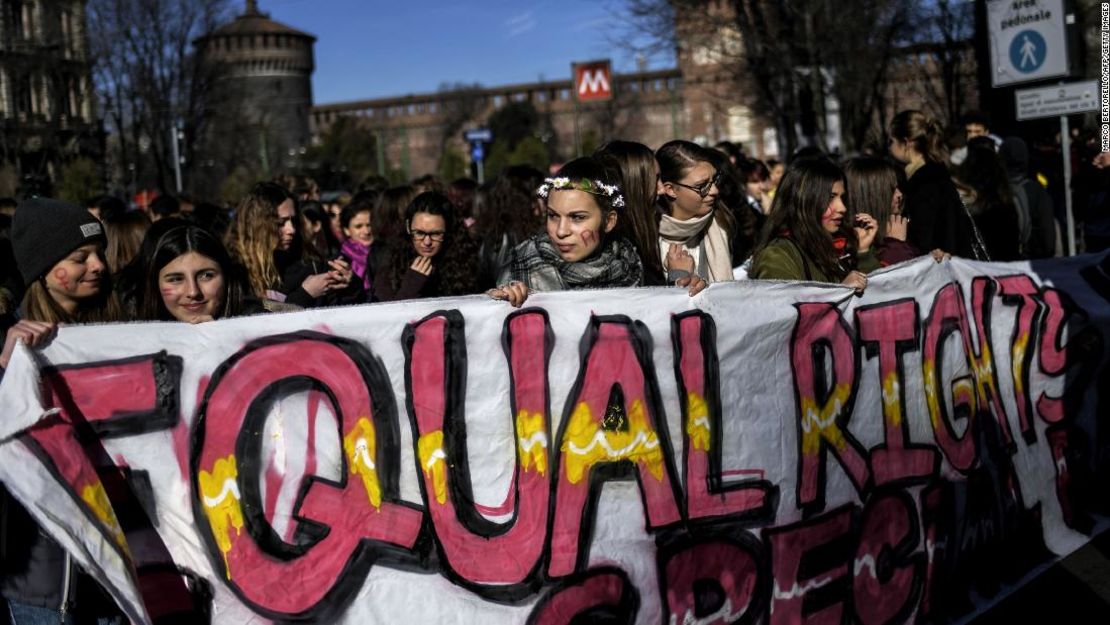 Un grupo de mujeres participa en la Marcha de las mujeres contra la violencia como parte del Día Internacional de la Mujer, el 8 de marzo de 2018 en Milán, Italia.