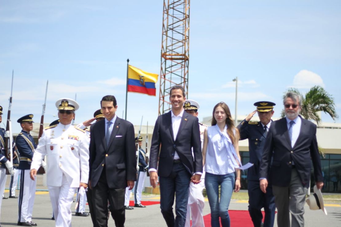 Juan Guaidó, antes de abordar un avión en Salinas, Ecuador.