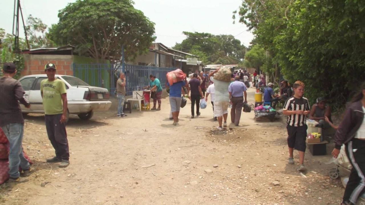 CNNE 621712 - guardias cobran dinero en frontera venezuela-colombia