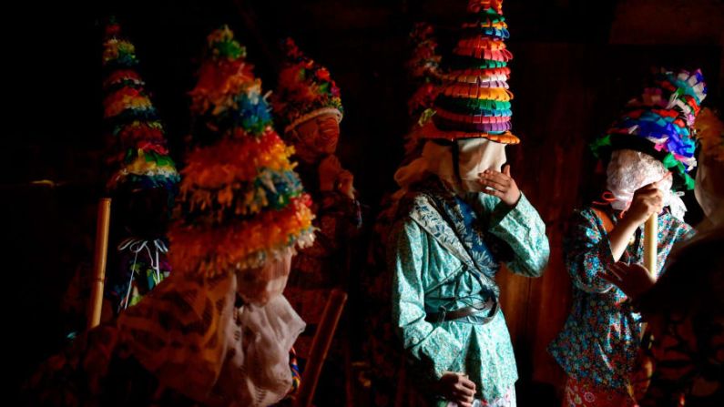 En el pueblo de Lantz, en los Pirineos, en el norte de España, la gente se preparaba para participar en un antiguo carnaval rural el domingo 3 de marzo.