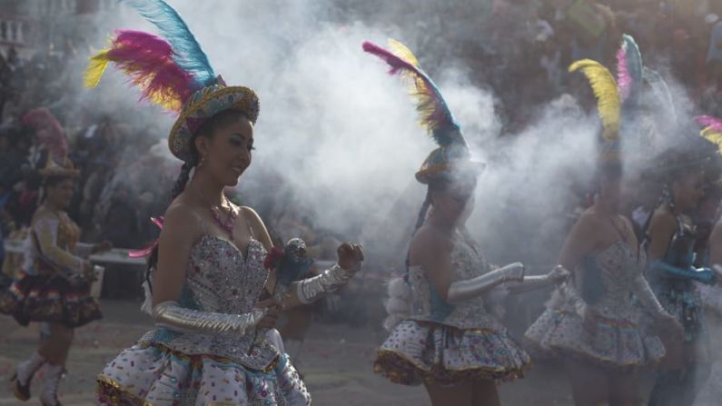 Oruro, Bolivia: Mujeres participan en el tradicional baile de la "Morenada" durante el carnaval el sábado 2 de marzo. El festival presenta bailes populares espectaculares, disfraces extravagantes, bellas artesanías, música alegre y hasta 20 horas de fiesta continua con muchos turistas.