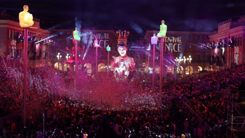 Niza, Francia: La carroza del rey realiza una exhibición deslumbrante el sábado 16 de febrero. El desfile del carnaval de Niza es conocido por sus carrozas adornadas con flores y bailarines de todo el mundo.