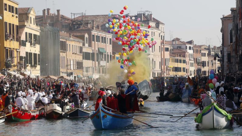 Venecia, Italia: Embarcaciones se enfilan en un memorable desfile acuático el domingo 17 de febrero. El carnaval de Venecia en la histórica ciudad atrae a personas de todo el mundo a pesar del clima a veces frío y húmedo durante el invierno.