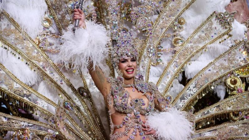 Tenerife, Islas Canarias: Priscila Medina celebra el miércoles 27 de febrero, después de haber sido elegida reina del carnaval de Tenerife. ¿Cuánto aman su carnaval allí? Cuando el dictador español Francisco Franco prohibió el carnaval en el siglo XX, estas islas simplemente lo cambiaron de nombre y continuaron con las fiestas.