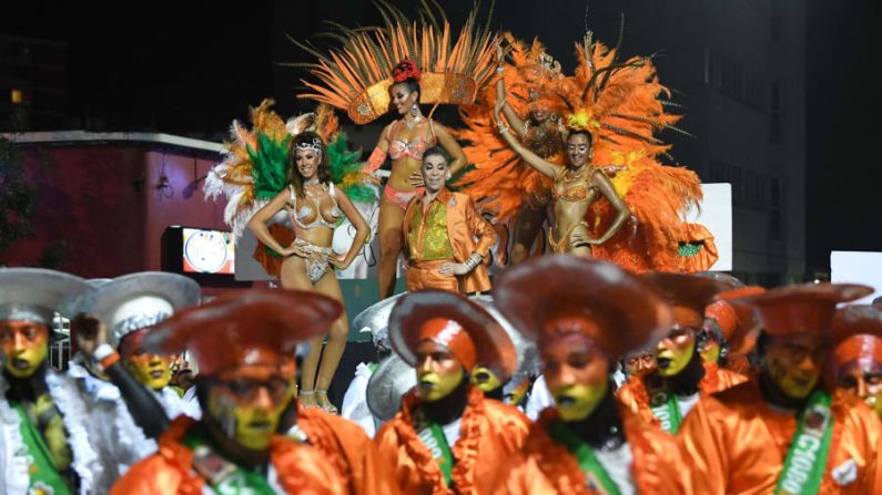 Montevideo, Uruguay: Bailarines y percusionistas que forman parte de un grupo conocido como comparsa compiten bailando al ritmo de la música tradicional de candombe el viernes 8 de febrero. La música de candombe tiene su origen en los esclavos africanos y está fuertemente arraigada en la cultura uruguaya.