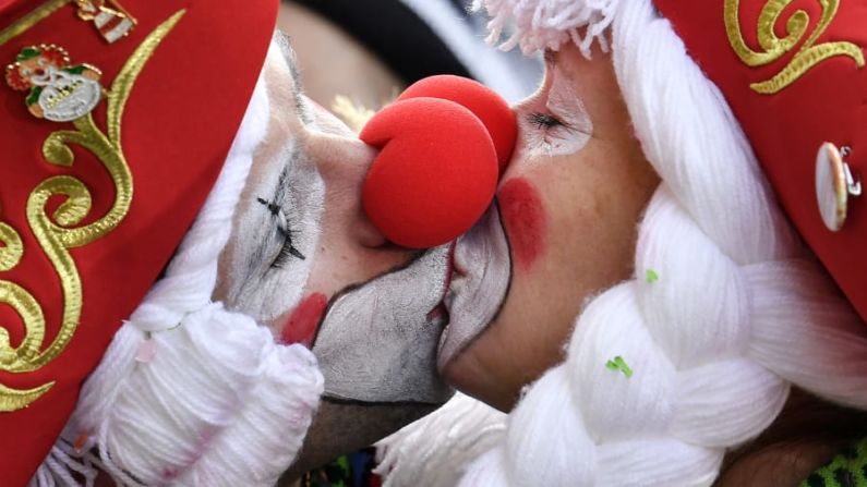 Colonia, Alemania: Dos juerguistas se besan en el centro de la ciudad de Colonia el jueves 28 de febrero para celebrar el inicio de los "Días Locos". Técnicamente, Colonia comienza su carnaval el 11 de noviembre, pero son los seis días "Locos" antes del Miércoles de Ceniza cuando las cosas se aceleran.