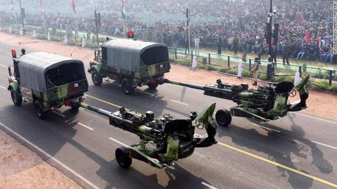 Rifles M777 indios son exhibidos durante un ensayo del desfile del Día de la República el 23 de enero en Nueva Delhi, India.