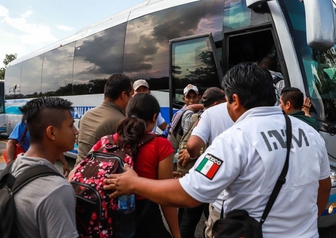 Inmigrantes centroamericanos son detenidos por agentes de inmigración mexicanos, el 17 de febrero en Ciudad Hidalgo, Chiapas, México.