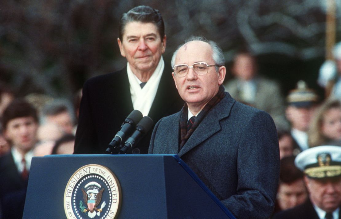 El 8 de diciembre de 1987 el presidente Ronald Reagan y el líder soviético Mikhail Gorbachev celebraban en la Casa Blanca el primer día del acuerdo de desarme nuclear, luego de una cumbre de tres días en Washington en el que alcanzaron el tratado INF. (JEROME DELAY/AFP/Getty Images).