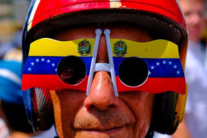 Este manifestante usa gafas con la bandera de Venezuela el 4 de marzo de 2019, en la marcha convocada por Juan Guaidó.