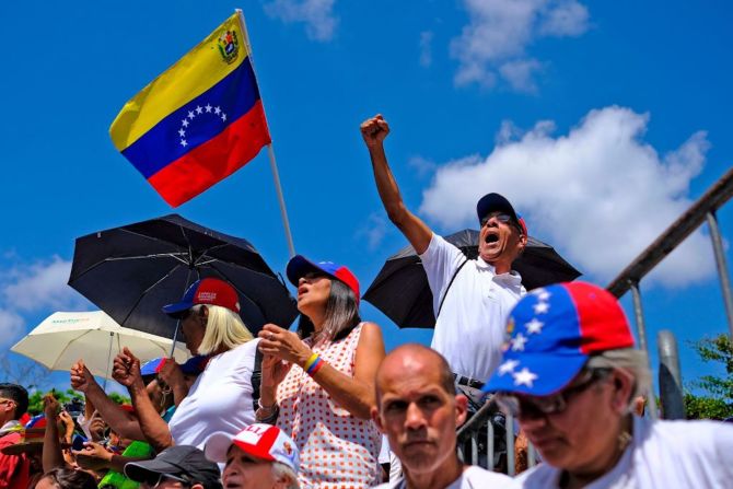 En las calles de Caracas hay mucha expectativa por el regreso de Guaidó, pues el presidente Nicolás Maduro ha dicho que deberá "enfrentar la justicia" por salir del país a pesar de tener una orden de restricción emitida por el Tribunal Supremo de Justicia.