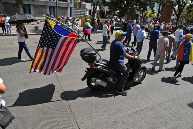 Con banderas de Venezuela y Estados Unidos —país que ha apoyado abiertamente a Juan Guaidó desde que se posesionó como presidente interino el 23 de enero— los manifestantes eran a Guaidó en Caracas.