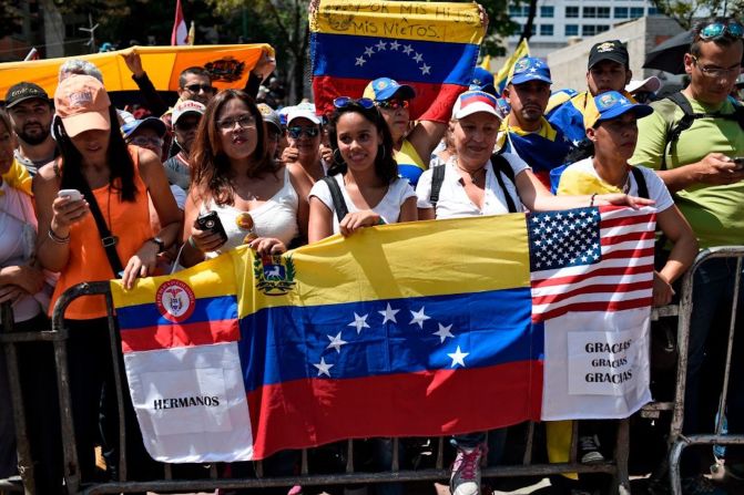 Los manifestantes esperan que Guaidó llegue a Caracas.