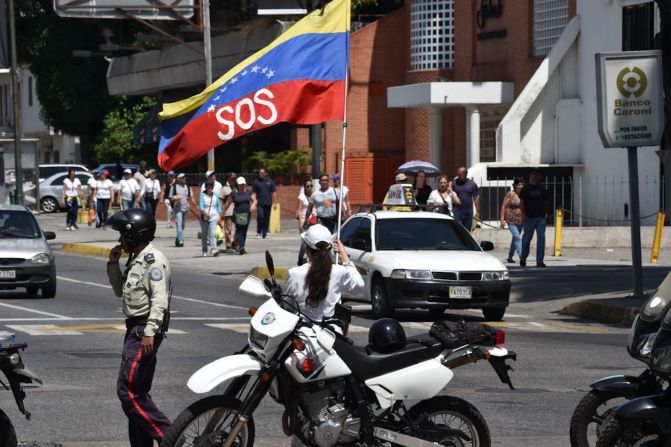 Los seguidores de Guaidó salieron a las calles con banderas en las que se lee S.O.S. Venezuela.