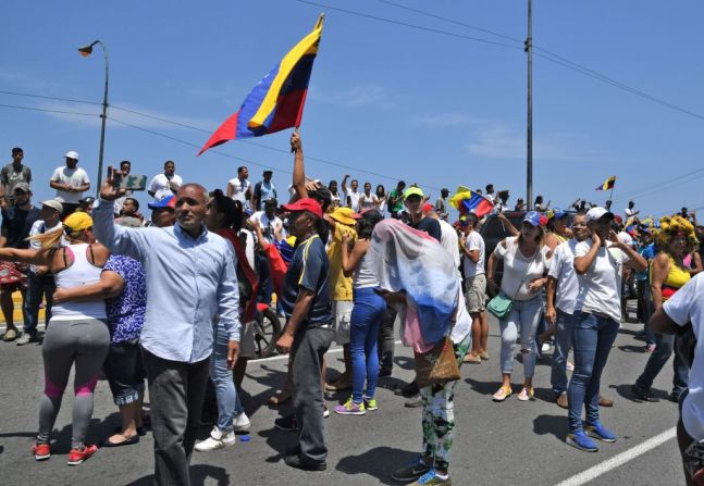 En las zonas donde ya se concentran personas para esta jornada de protestas, hubo un grito de alegría cuando se supo que Guaidó había llegado a Venezuela.