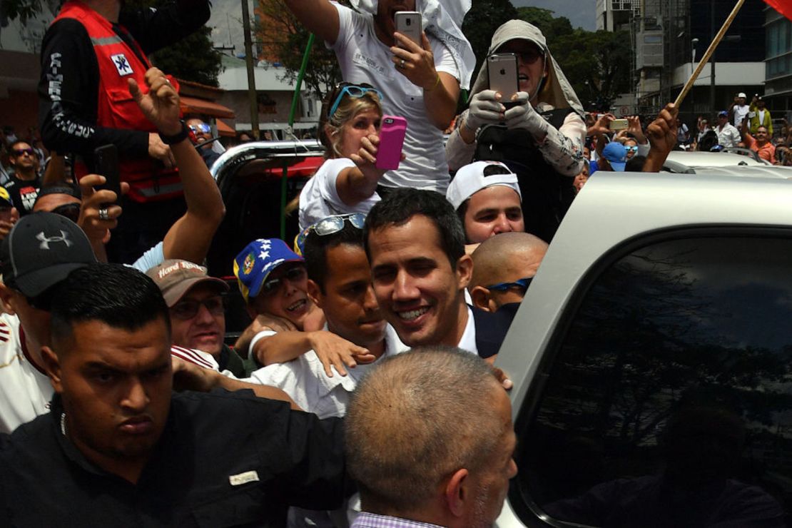 El líder opositor Juan Guaidó es rodeado por sus seguidores al llegar a Caracas el 4 de marzo.