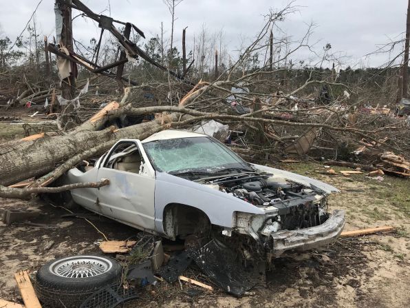 Al menos 60 personas fueron trasladadas a hospitales en el este de Alabama tras los tornados. Esta mañana a las 10 a.m., solo quedaban 4 hospitalizados.