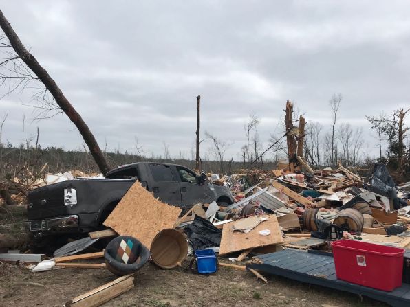 Así quedó Lee Road, en Salem, Alabama, tras el tornado. Estas fotos muestran que al menos tres casas y un casa rodante quedaron totalmente destruidas por el paso de los tornados.