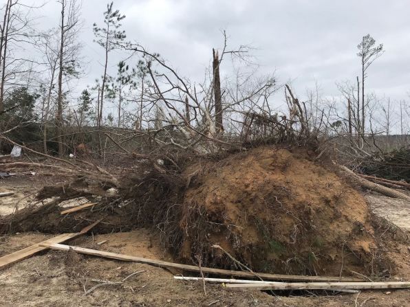 Según las autoridades, al menos 23 personas murieron por cuenta de los tornados que tocaron tierra en los dos estados.