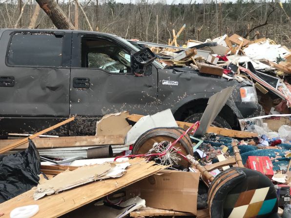 Los tornados en Georgia y Alabama son parte del mismo sistema que se espera que traiga el clima invernal a gran parte del este de los Estados Unidos esta semana, dijeron las autoridades.