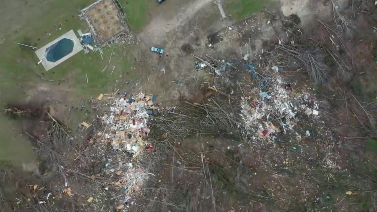 CNNE 622165 - la destruccion en alabama, desde un dron