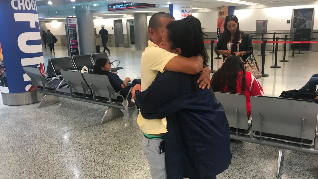 CNNE 622341 - hija y padre se abrazan tras meses en centro de detencion