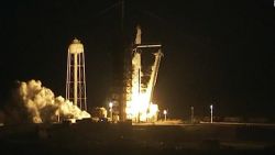 CNNE 622421 - spacex prueba su nave espacial para transportar humanos